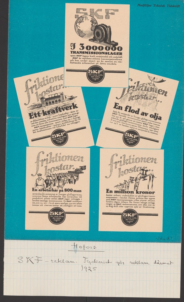 Ein altes Buch mit losen Papieren, die handgeschriebene Texte enthalten und aufeinander gestapelt sind.