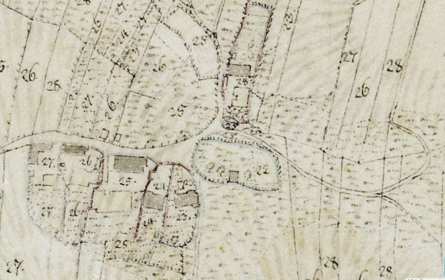 Detailiertes altes Stadtplan mit nummerierten Gebäuden, Straßen und Text, der eine geplante Entwicklungsstelle unten zeigt.