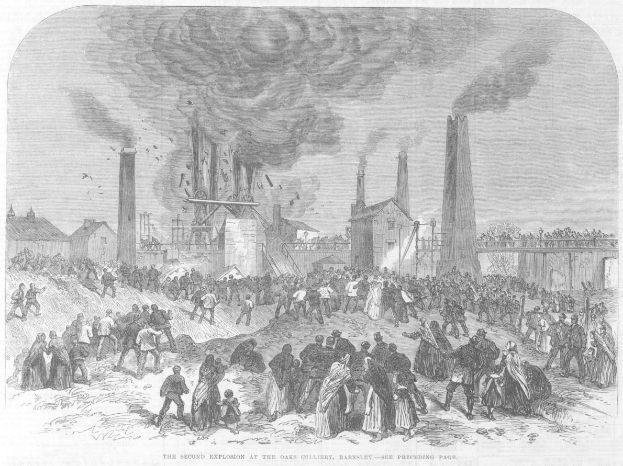 Schwarze Bleistiftskizze einer Menge vor einem Fabrikgebäude mit Schornsteinen, Häusern im Hintergrund und Text unten: "Die zweite Explosion im Oaks Colliery, Bakersley, England."
