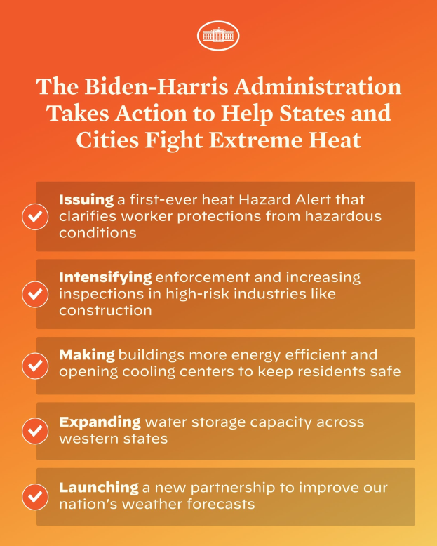 Plakat mit der Aufschrift "Die Biden-Harris-Verwaltung setzt sich dafür ein, dass Bundesstaaten und Städte extreme Hitze bekämpfen" mit einem roten und weißen Schild-Logo mit einem Blitz, eingerahmt von einem gelben Rand.