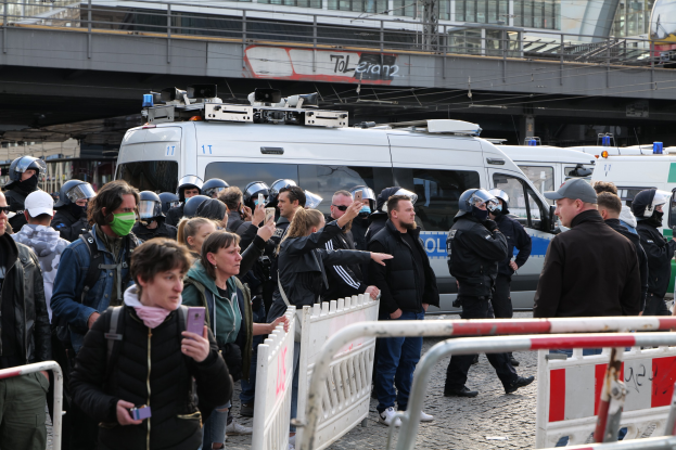 POL-NE: Opfer erkennt Räuber: Prügelei an Bushaltestelle