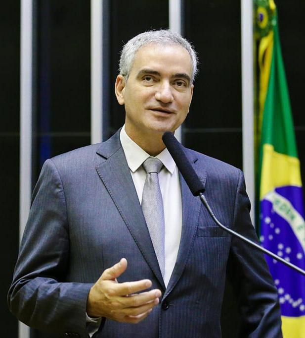 Ein Mann im Anzug spricht an einem Rednerpult mit einer brasilianischen Flagge im Hintergrund, wahrscheinlich über die Suspendierung von Präsident Michel Temer.