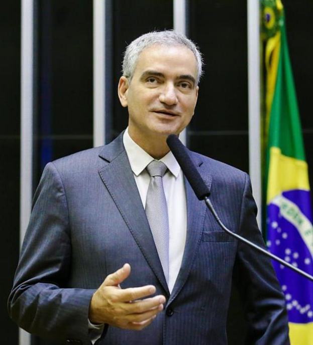 Ein Mann im Anzug spricht an einem Rednerpult mit einer brasilianischen Flagge im Hintergrund, wahrscheinlich über die Suspendierung von Präsident Michel Temer.