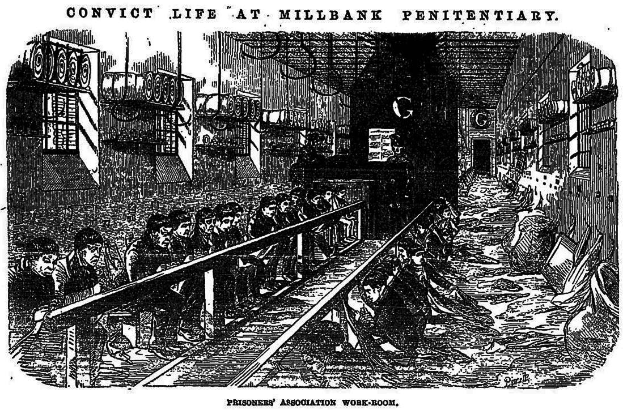 Schwarz-weiß-Zeichnung eines Bahnhofs mit Menschen, die auf verschiedenen Oberflächen sitzen, einschließlich Bahnschienen, Geländern, Wänden und Fenstern, mit Text oben und unten: "Verurteilt zum Leben im Millbank-Gefängnis".