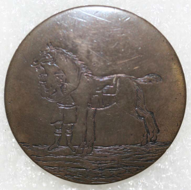 Bronzemedaille mit detaillierter Gravur eines Pferdes und Reiters vor einem weißen Hintergrund.