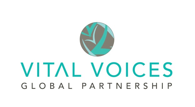 Logo für Vital Voices Global Partnership mit einer Taube in einem blauen und weißen Gradientenkreis, mit dem Namen der Organisation in fetter schwarzer Schrift auf einem weißen Hintergrund, alles von einem schmalen schwarzen Rand umgeben.