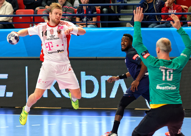 Mannergruppe spielt Handball auf einem Court w"ahrend des Futsal-Weltmeisterschaft 2019-Spiels zwischen Bayern M"unchen und Paris Saint-Germain, mit Zuschauern im Hintergrund.