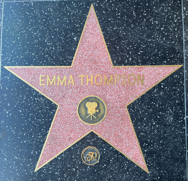 Emma Thompsons Stern auf dem Hollywood Walk of Fame, mit ihrem Namen in weißer Schrift auf einem schwarzen fünfzackigen Stern.