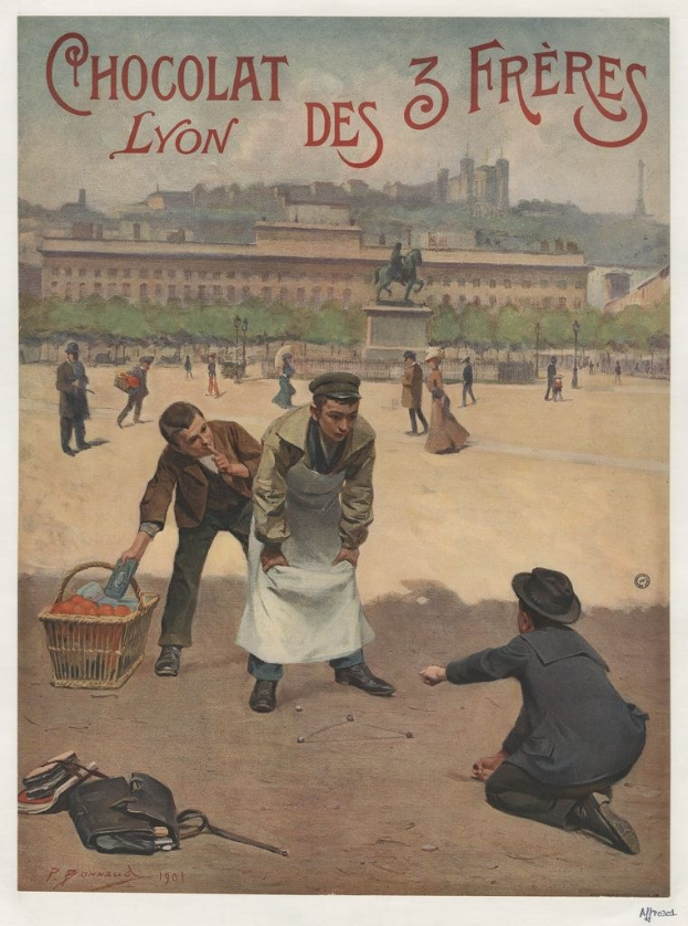 Plakat für "Chocolat des 3 Freres Lyon" in Lyon, Frankreich, das Menschen mit einem Obstkorb im Vordergrund und Gebäude, Bäume, eine Statue und einen klaren blauen Himmel im Hintergrund zeigt.