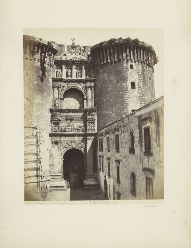 Schwarzes und weißes Foto eines Schlosses mit Fenstern, Treppen und skulpturalen Verzierungen an seinen Wänden, mit Text am unteren Rand.