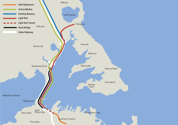 Ein detaillierter Stadtplan mit einer roten Linie, die die geplante Bahnroute markiert, einschließlich beschrifteter Haltestellen und Details der Umgebung.