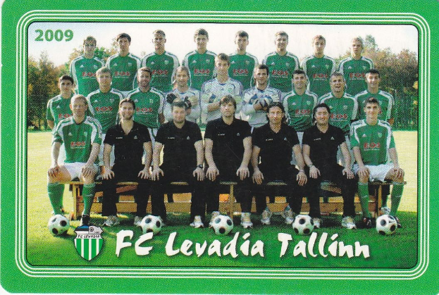Ein Plakat der FC Levadia Tallinn-Mannschaft mit einer Gruppe von Menschen im Vordergrund, Fußballen auf dem Boden, Bäumen und einem klaren blauen Himmel im Hintergrund und Text mit einem Logo unten.