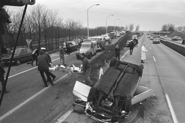 POL-DU: Huettenheim: VW Polo landet auf dem Dach - Fahrer leicht verletzt