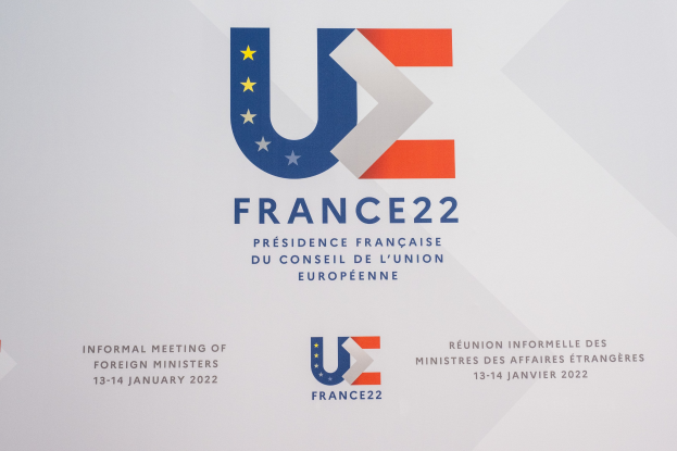 Plakat mit der Aufschrift "Frankreich 22 - Informelles Treffen der Außenminister" und dem EU-Logo mit einem blauen Kreis, weißer Umrandung und einem weißen Stern.