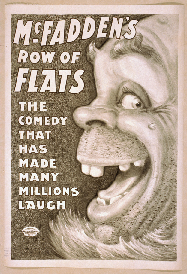 Poster eines lachenden Menschen mit wilden Haaren, weit aufgerissenen Augen und einem breiten Grinsen, vor einem hellgelben Hintergrund, mit der Aufschrift "McFadden's Row of Flats: The Comedy That Has Made Many Millions Laugh" quer über das Bild.