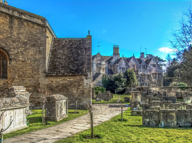 Ein Wohngebiet mit Häusern, Gebäuden, Grünflächen und Rasen.