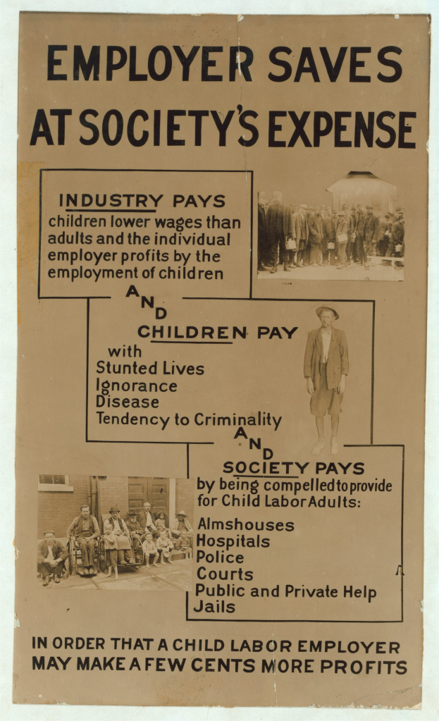 Ein leuchtend gelbes Plakat mit einem weißen Rand zeigt eine fette schwarze Schrift, die "Arbeitgeber spart auf Kosten der Gesellschaft" und Bilder einer vielfältigen Gruppe von Menschen, die den Betrachter anblicken.