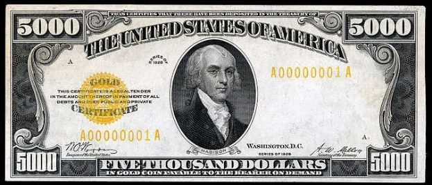 Ein schwarzer Hintergrund US-amerikanischer Fünfausenddollarnote mit einem Porträt von George Washington und fetter Schrift, die "United States" und "Fünfausend Dollars" liest.