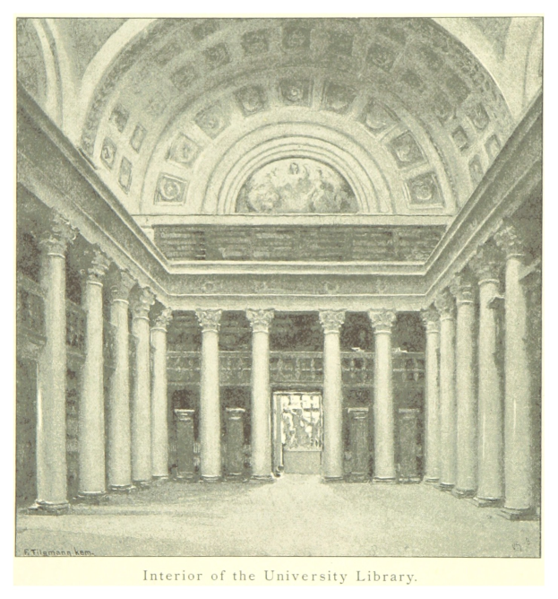 Großartiger Innenraum einer Universitätsbibliothek mit hohen Säulen und kunstvollen Deckenentwürfen sowie dekorativem Text am Boden.