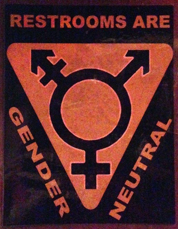 Plakat mit Text "Toiletten sind genderneutral" betont Geschlechtergerechtigkeit in Toiletten.