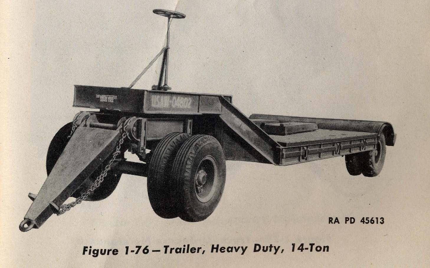 Schwarz-weiß-Foto eines Schwerlastanhängers mit einer Tragfähigkeit von 14 Tonnen, das Textdetails am unteren Rand zeigt.