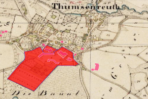 Ein altes Stadtplan von Thumsenreuth, Deutschland, mit einem roten Bereich in der Mitte, der mit Text und Zahlen gefüllt ist.