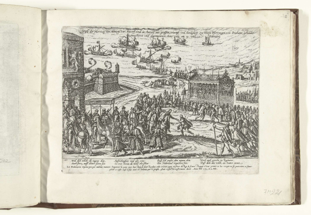 Offenes Buch mit einer Zeichnung einer Menge von Menschen, die sich auf einer Text- und Bildseite unterhalten.