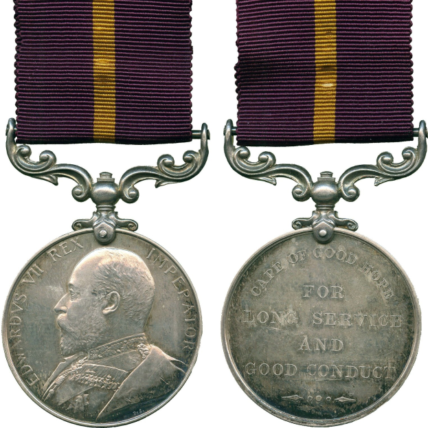 Silberne Medaille mit lila und gelbem Band, das ein Profilbild links und den Text "Langjähriger treuer Dienst" rechts zeigt.