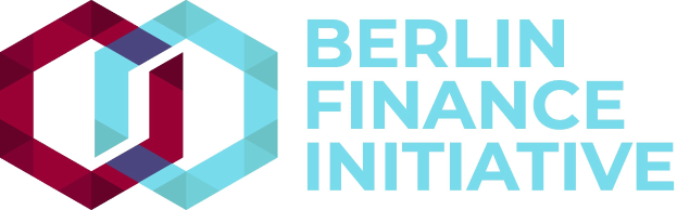 Logo der Berlin Finance Initiative mit einem blauen Kreis mit weißer Umrandung und einem weißen "B" in der Mitte, auf einem weißen Hintergrund mit der Schrift "Berlin Finance Initiative" in fetter schwarzer Schrift, umgeben von einem weißen Ring mit einem blauen und weißen karierten Muster.