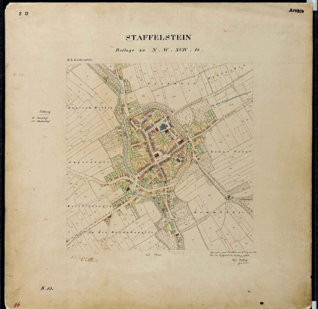 Detailiertes altes Stadtplan von Staffelstein, Deutschland, mit Straßen, Gebäuden und Sehenswürdigkeiten auf einem schwarzen Hintergrund.