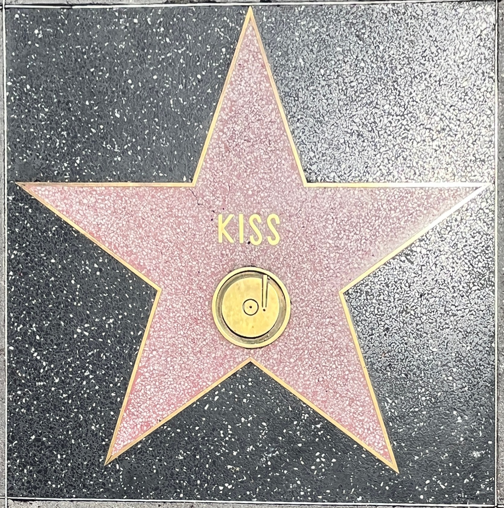 Star auf dem Hollywood Walk of Fame mit dem Wort "Kiss" darauf eingraviert.