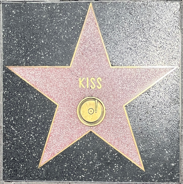 Star auf dem Hollywood Walk of Fame mit dem Wort "Kiss" darauf eingraviert.