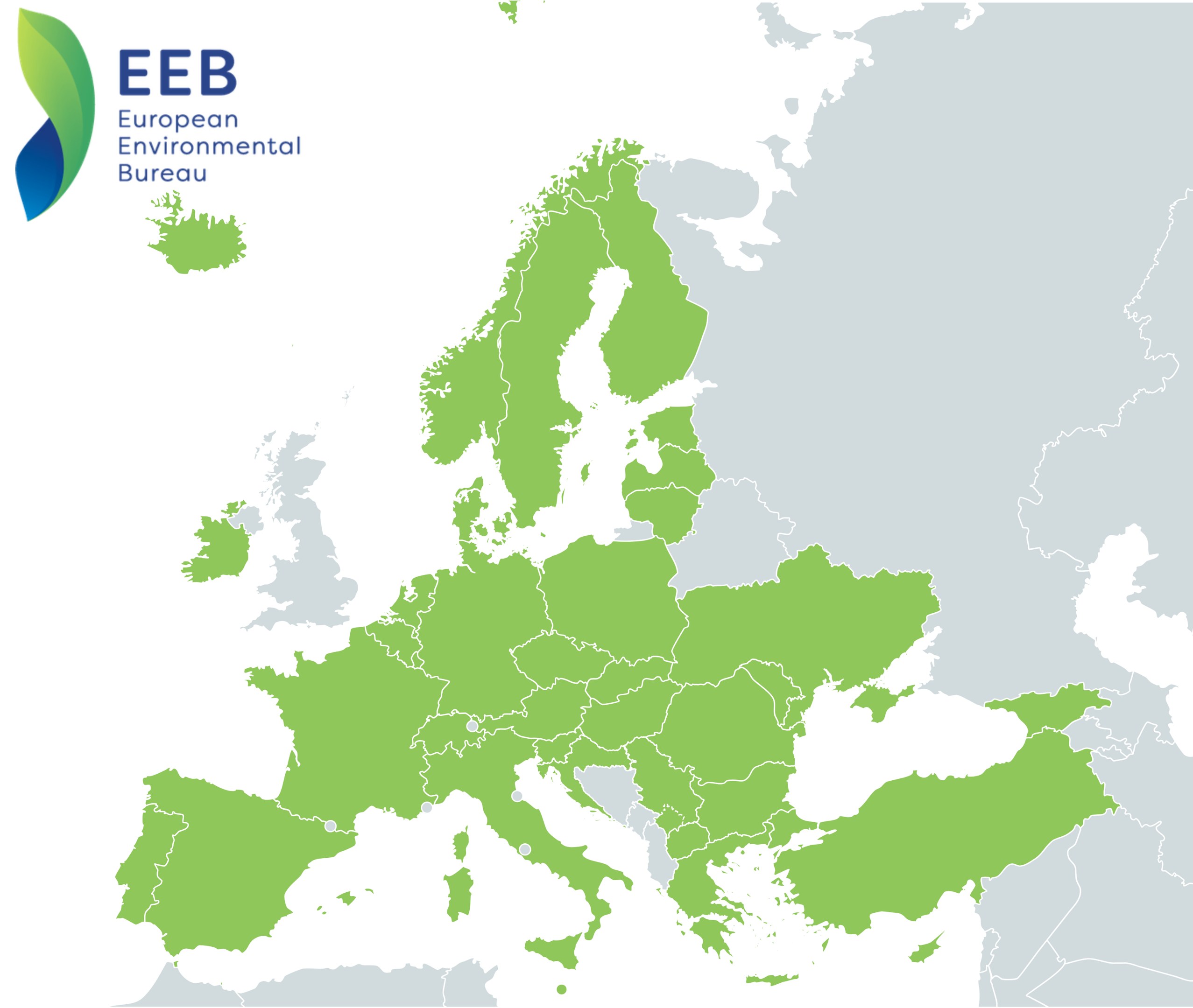 Eine Karte von Europa mit dem Logo des Europäischen Umweltbüros (EEB) oben links, in verschiedenen Grüntönen schattiert, um EU-Regionen anzuzeigen.