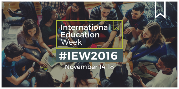 Eine Gruppe von Menschen, die auf einer Couch sitzen, einige halten Bücher und Stifte, mit dem Text "International Education Week IEW 2016" in der Mitte, die in ein Gespräch vertieft sind.