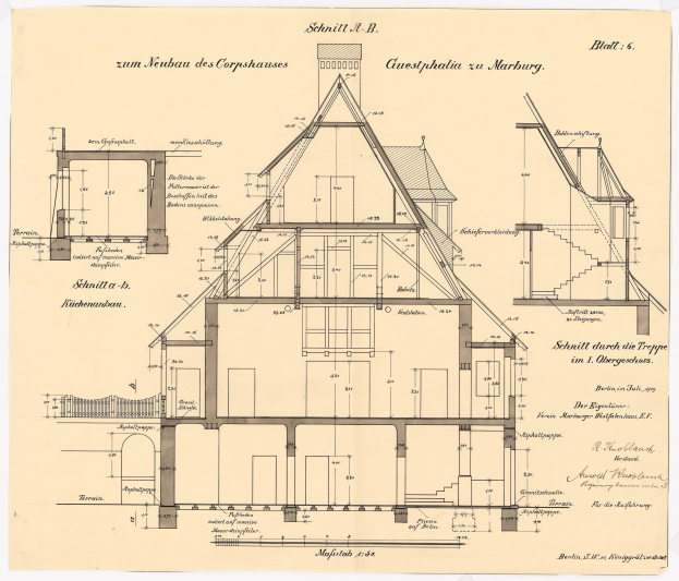 Schwarze-weißes Architekturzeichnung eines Hauses mit zahlreichen Fenstern und einem Dach mit First, beschriftet als erstes Haus in Deutschland, begleitet von detaillierten Bauplänen und Text.