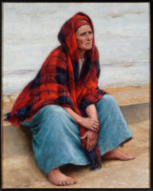 Eine alte Frau sitzt am Strand bei Sonnenuntergang, trägt ein helles Kleid und hat ihr Haar zu einem Dutt gebunden, die Augen geschlossen und die Hände auf dem Schoß ruhend, in einem Foto Rahmen.