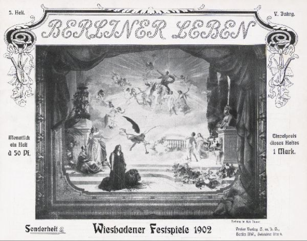 Schwarzes und weißes Foto einer Bühne von den Wiesbadener Festspielen 1902, das Darsteller in traditioneller deutscher Tracht und ein klatschendes Publikum zeigt.