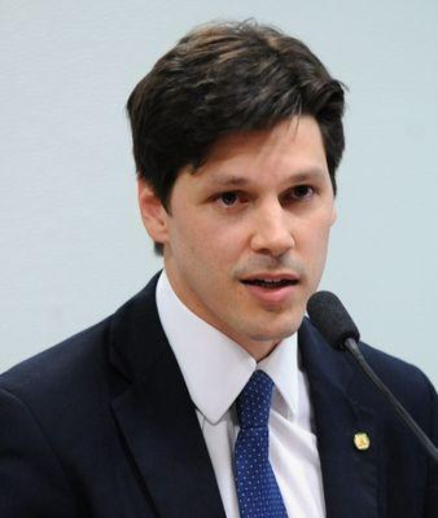 Ein Mann im Anzug und Krawatte spricht vor einer Wand in ein Mikrofon, wahrscheinlich reagiert er auf Nachrichten über ein Regierungsgesetz, das den Internetgebrauch verbietet.