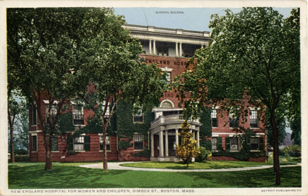 Ein sepiafarbenes Postkartenbild des New England Hospital for Women and Children in Boston, Massachusetts, das ein großes Gebäude mit Fenstern, Säulen und Bögen zeigt, umgeben von Bäumen und Pflanzen unter einem klaren blauen Himmel, mit Text unten.