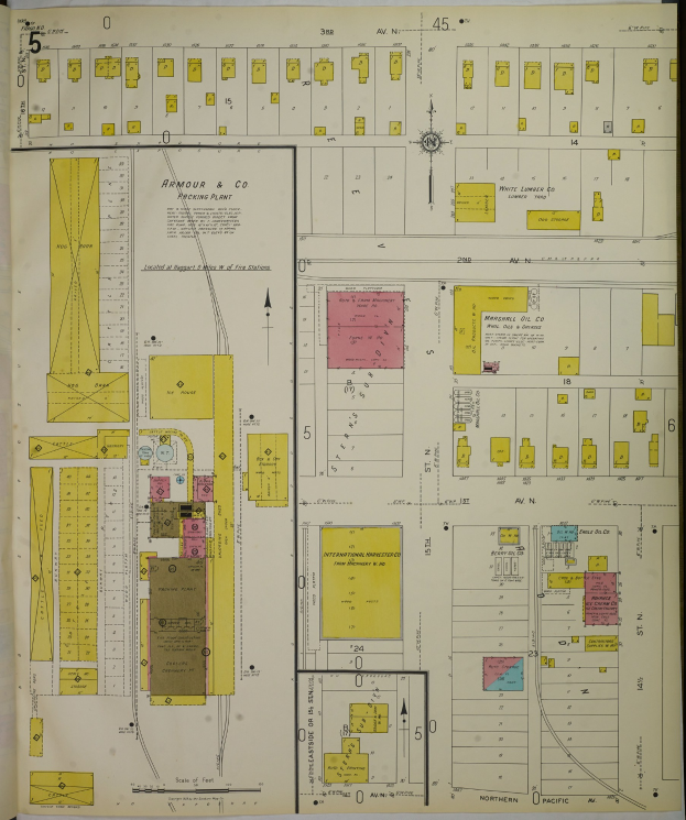 Ein aufgeschlagenes Buch mit einer detaillierten Stadtkarte, die Straßen, Gebäude und Sehenswürdigkeiten zeigt, begleitet von beschreibendem Text.