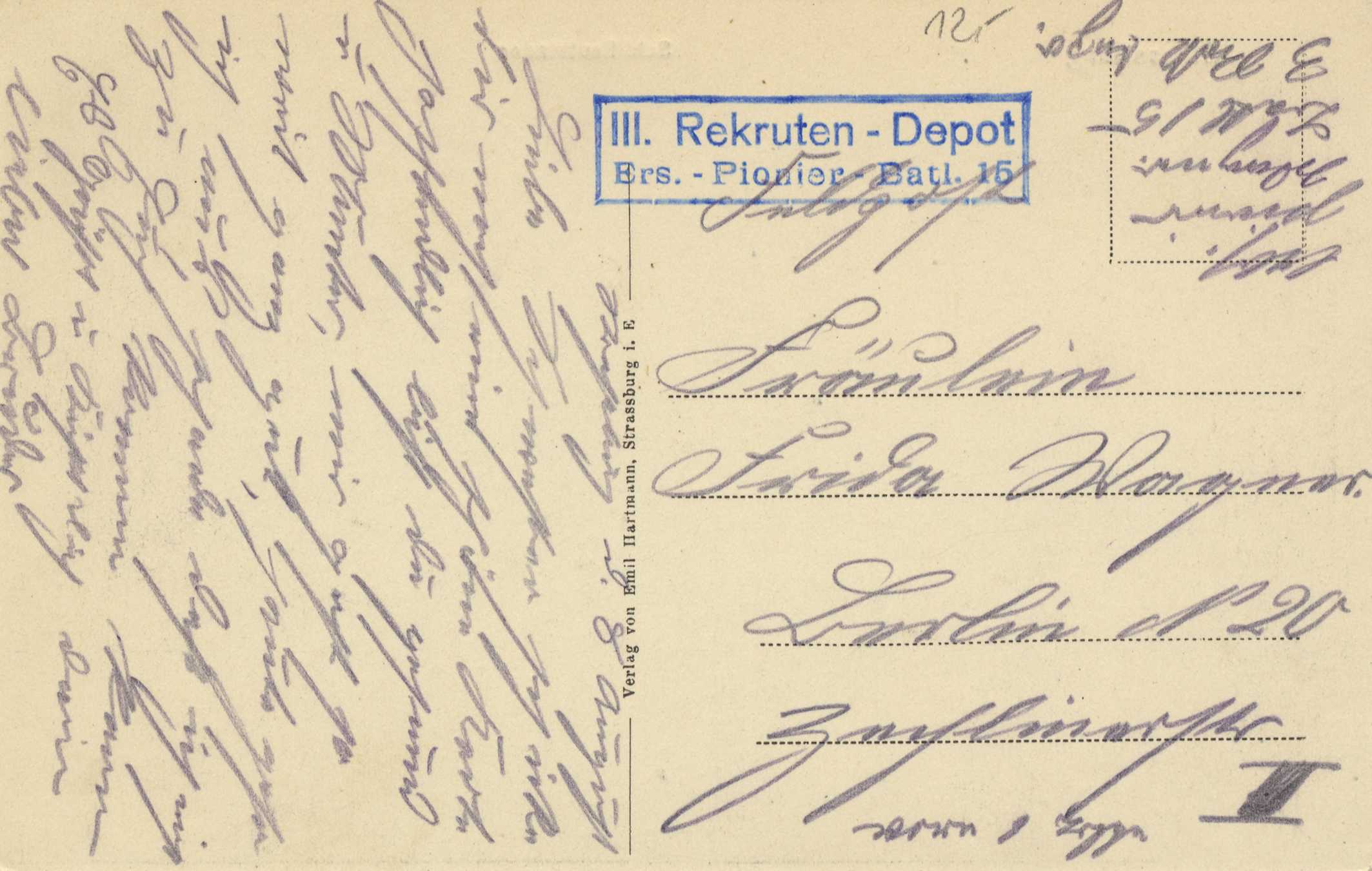 Eine alte Postkarte mit einer handgeschriebenen Nachricht, die an die deutsche Post adressiert ist und Text sowie einen Stempel auf der rechten Seite enthält.