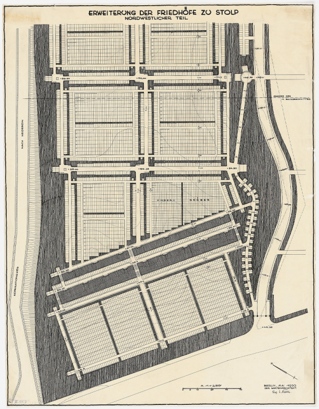 Alte Stadtkarte mit detaillierten Gebäudelayouts, einschließlich handgeschriebener Textanmerkungen.