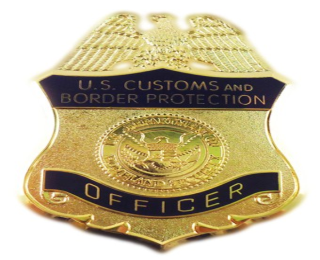 Goldabzeichen mit der Aufschrift "U.S. Customs and Border Protection Officer" auf einem weißen Hintergrund.
