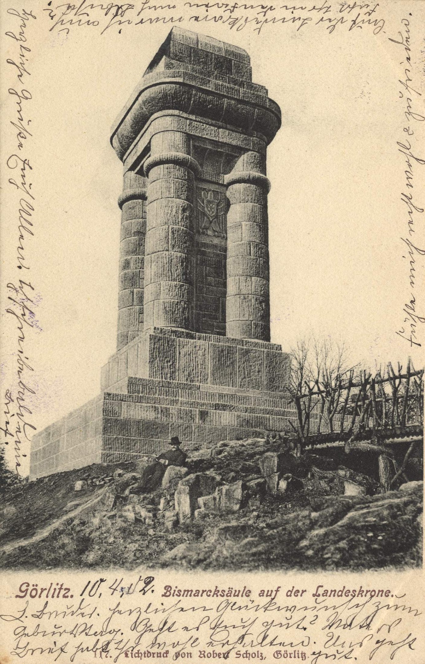 Alte Postkarte mit einer Zeichnung des Bismarck-Denkmals auf der Landeskrone, umgeben von Bäumen und Felsen, mit der Aufschrift "Bismarcksäule auf der Landeskrone" unten.