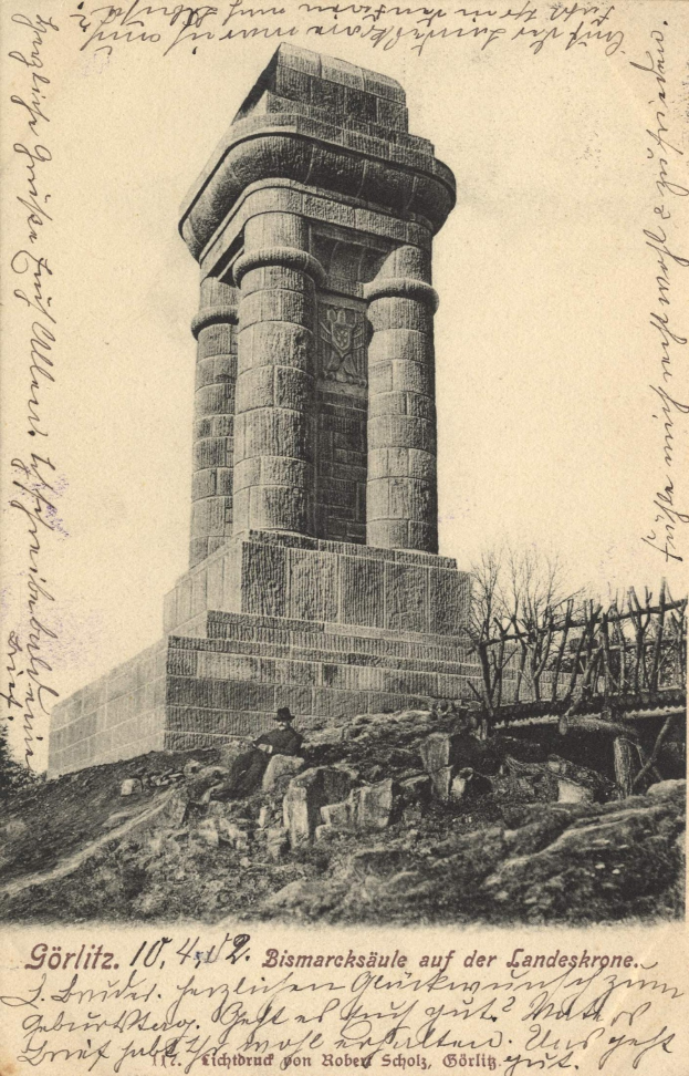 Alte Postkarte mit einer Zeichnung des Bismarck-Denkmals auf der Landeskrone, umgeben von Bäumen und Felsen, mit der Aufschrift "Bismarcksäule auf der Landeskrone" unten.