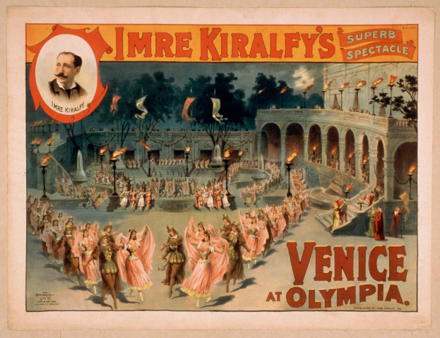 Plakat für Imre Kiralfys Super-Spektakel in Venedig, das kostümierte Künstler vor einem gebogenen und säulenartigen Gebäude mit Laternen und Bäumen im Hintergrund zeigt.