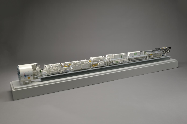 Detailiertes Modell eines großen Wasserstoff-Brennstoffzellensystems mit sichtbaren Komponenten, darunter ein Kraftstofftank, ein Filter und ein Injektor, die an eine Stromquelle angeschlossen sind.