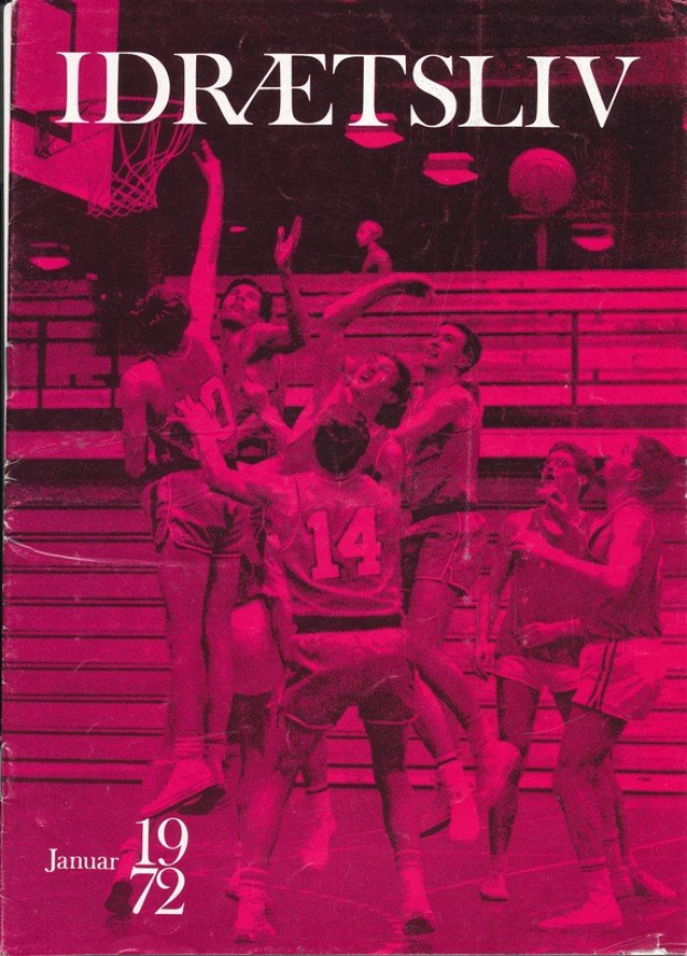 Buchumschlag mit einer Gruppe von Menschen in Basketball-Uniformen, die unter einem hellblauen Himmel mit weißen Wolken spielen, datiert "idretslv - januar 1972".