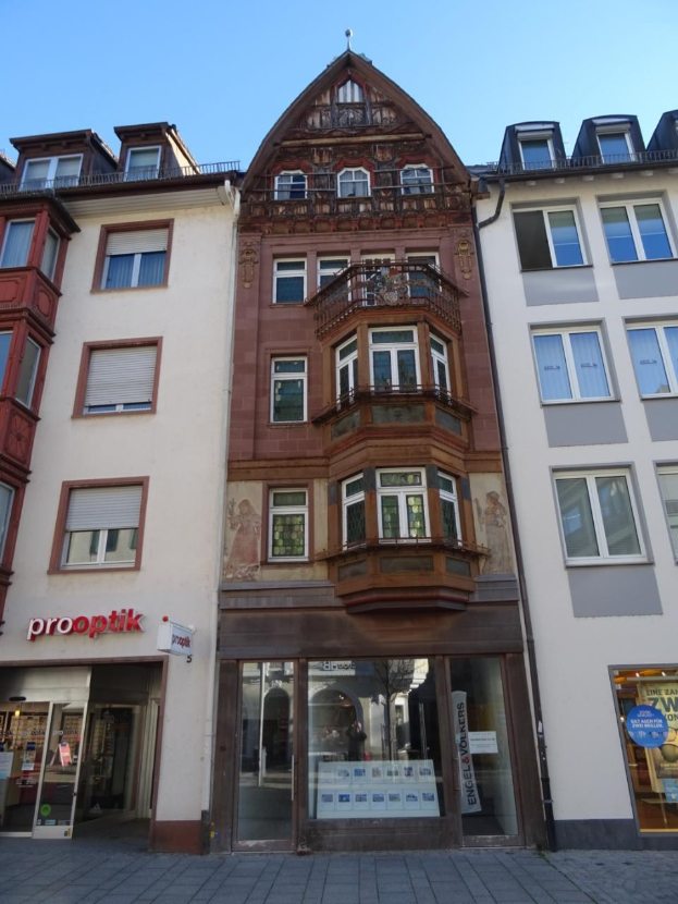 Gewerbliches Eigentum zum Verkauf in Heidelberg, Deutschland, mit einem mehrfenstrigen Gebäude an einer Straße mit einem klaren blauen Himmel.