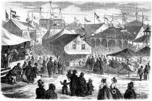 Eine Schwarz-Weiß-Zeichnung eines pulsierenden viktorianischen Karnevals in London, England, mit einer Menschenmenge, Zelten, Gebäuden, Flaggen und Masten unter einem Himmel.